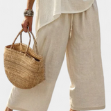 Całkowicie minimalistyczny Daisy w naturalnych odcieniach z oversize'ową koszulką i szerokimi spodniami dla prostego i eleganckiego stylu