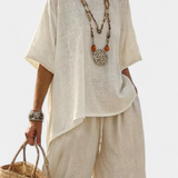 Całkowicie minimalistyczny Daisy w naturalnych odcieniach z oversize'ową koszulką i szerokimi spodniami dla prostego i eleganckiego stylu